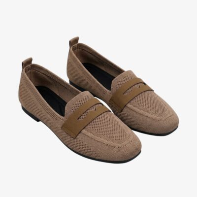 Mocassin pour femme en maille de coton camel, sur fond gris