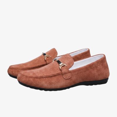 Mocassin pour homme effet daim cognac sur fond gris