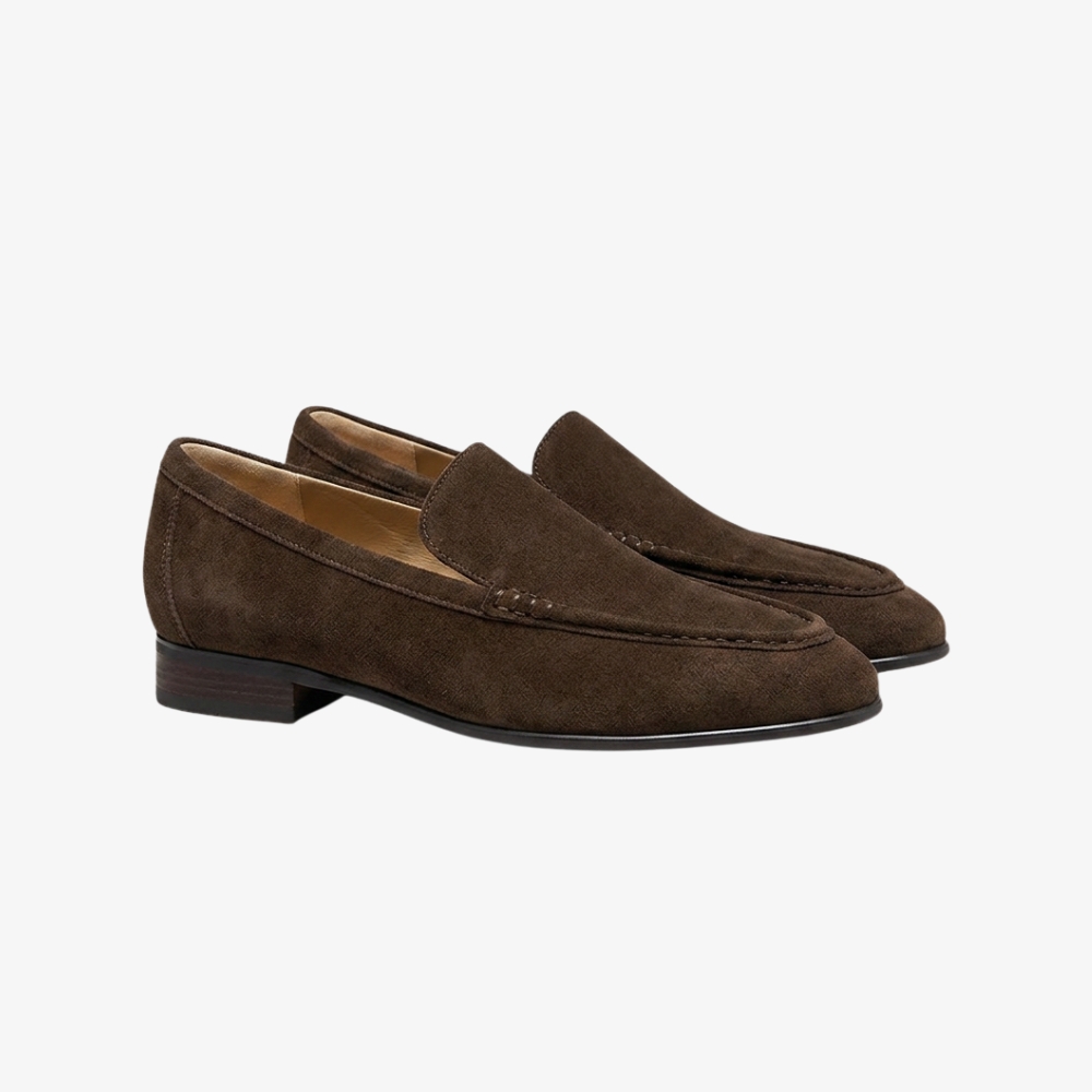 Mocassin pour femme en daim marron chocolat, style épuré et minimaliste, sur fond gris