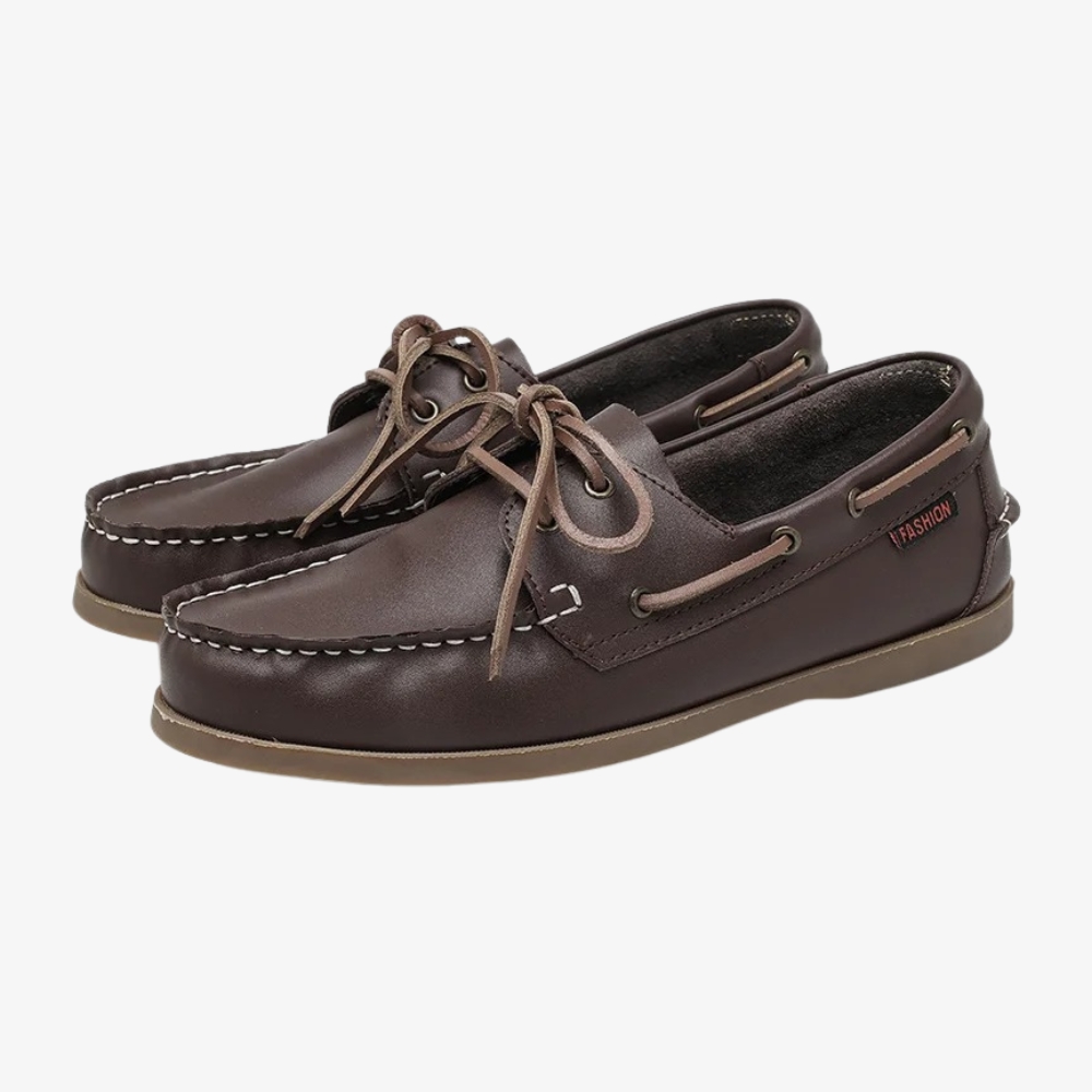 Mocassin bateau pour homme, en cuir marron, sur fond gris
