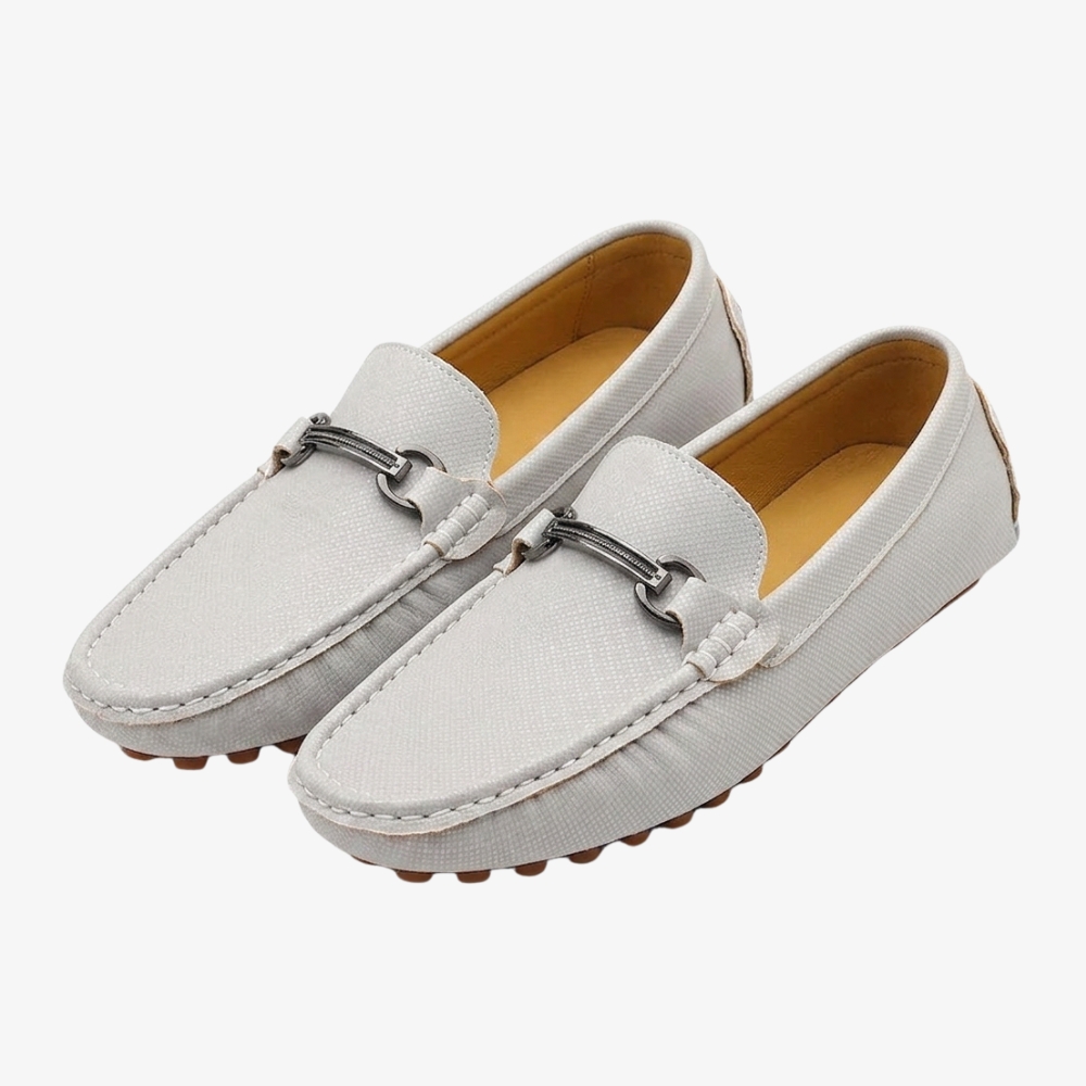 Mocassin en cuir texturé blanc pour homme, style old money, sur fond gris