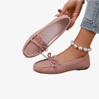 Mocassins décontractés en daim pour femmes rose portés par une jeune femme sur fond gris très clair